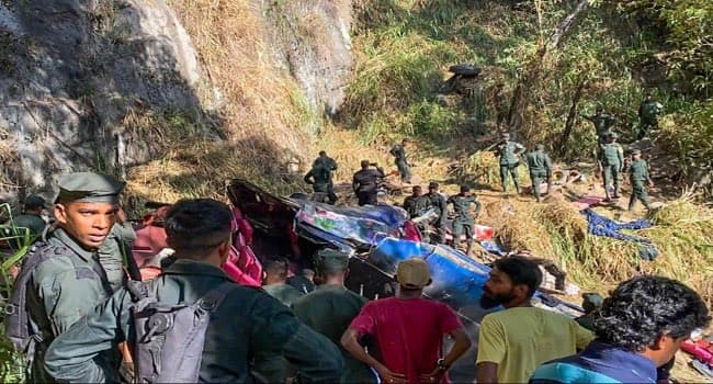 Ônibus despenca de colina e mata 15 pessoas Sri Lanka