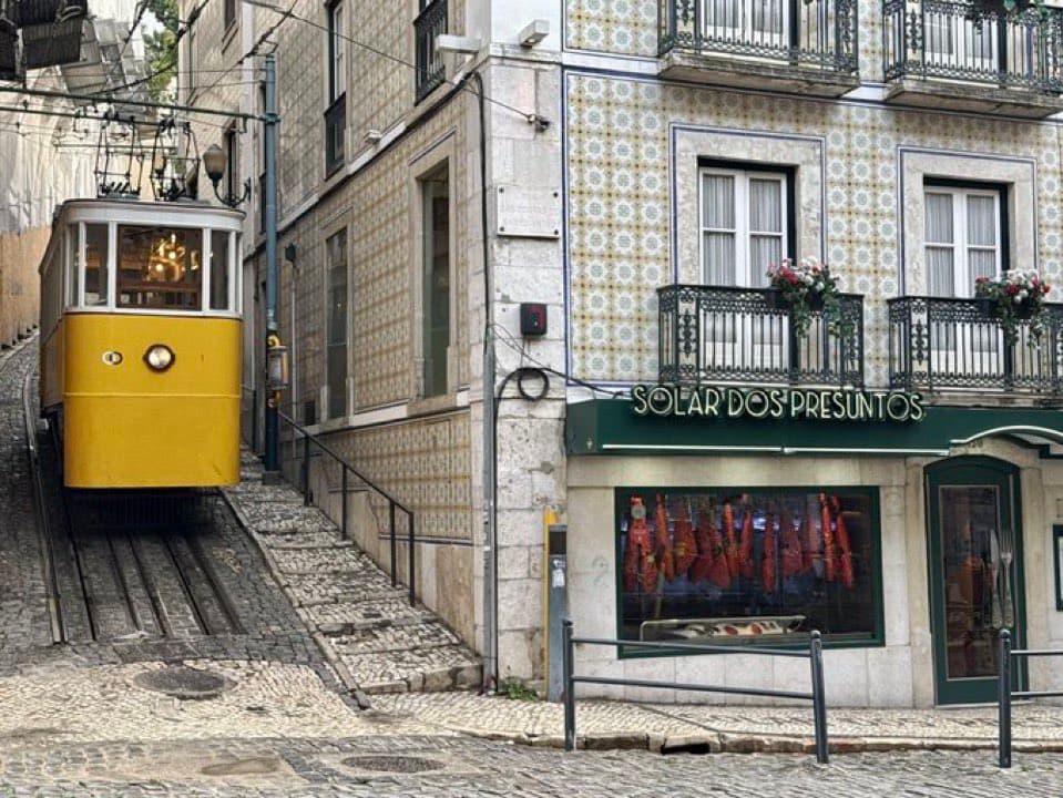 VÍDEO: Elevador descarrila em ponto turístico de Portugal e deixa cerca de 20 feridos