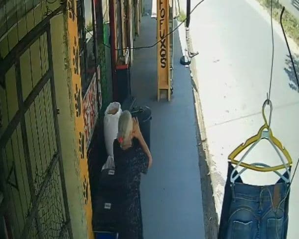 GRAVE ACIDENTE: Veja momento em que amarelinho colide contra carreta em Manaus