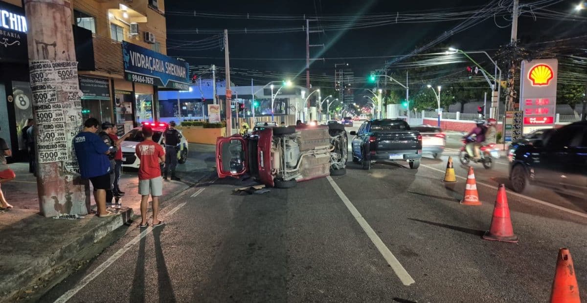 Motorista capota carro após colidir com veículo em Manaus