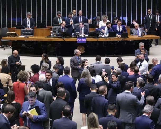 Câmara aprova regime de urgência para projeto de anistia