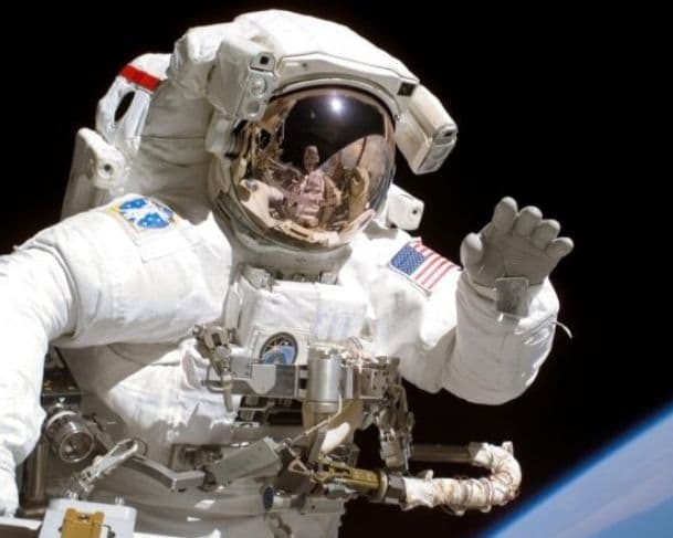 Idosa é vítima de golpe após ajudar falso astronauta a comprar oxigênio