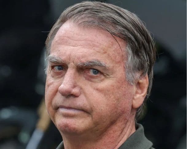 Jair Bolsonaro vai passar a noite no hospital, confirma equipe médica