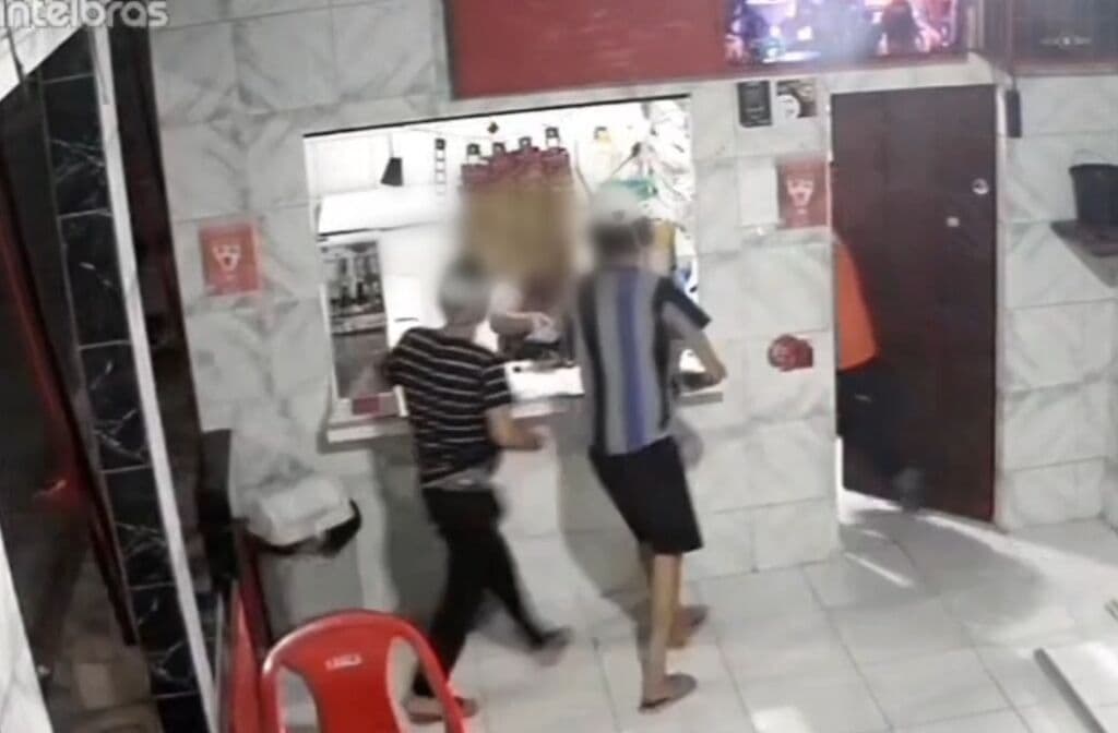 Criminosos ‘fazem a limpa’ em mercadinho em Manaus; vídeo