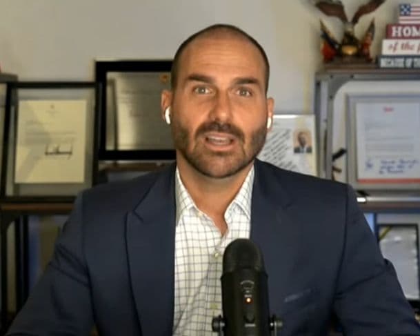 Eduardo Bolsonaro deve mais de R$ 13 mil por faltas injustificadas na Câmara