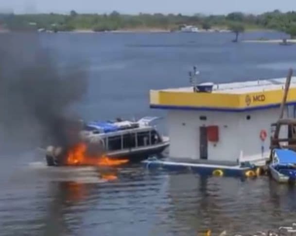 VÍDEO: Embarcação é destruída por incêndio ao lado de posto de combustíveis no AM