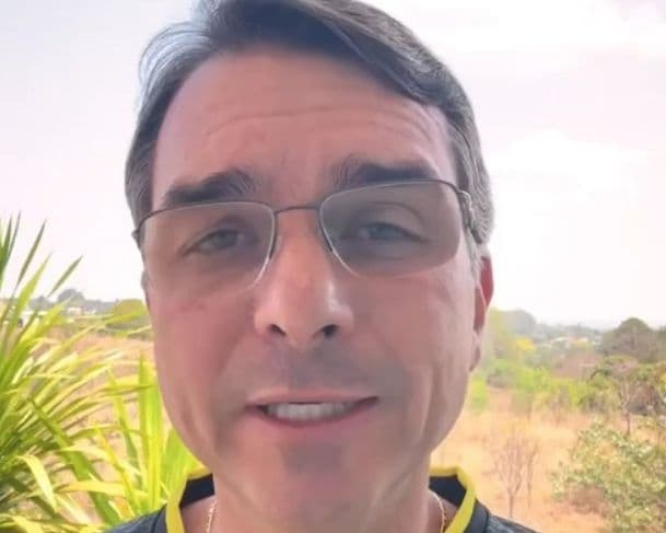 Flávio Bolsonaro ataca ministros do STF que condenaram ex-presidente “não esconderam a inveja que sentem de Bolsonaro”