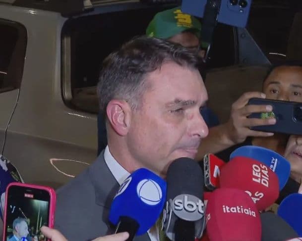 “Teve um episódio de vômito a jato” detalha Flávio Bolsonaro sobre mal estar sofrido pelo ex-presidente