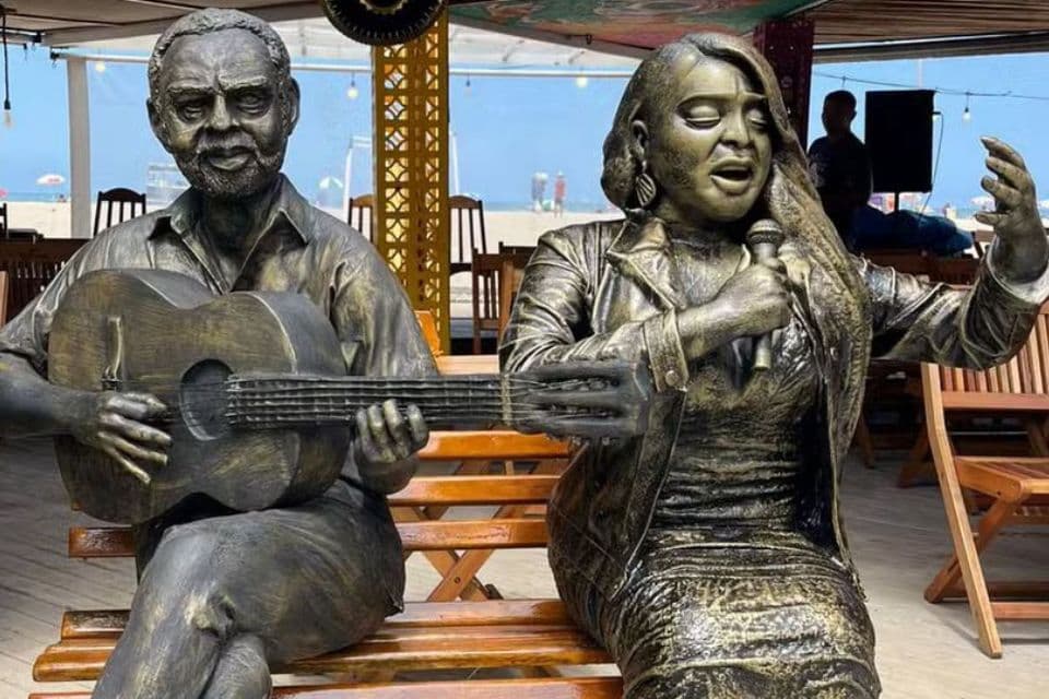 Estátua de Preta Gil é inaugurada em Copacabana ao lado de Gilberto Gil