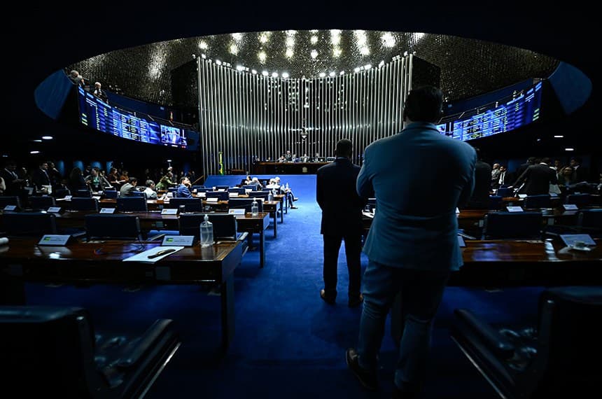 Nova lei quer endurecer punição para quem vender ou oferecer drogas e bebidas a menores de idade