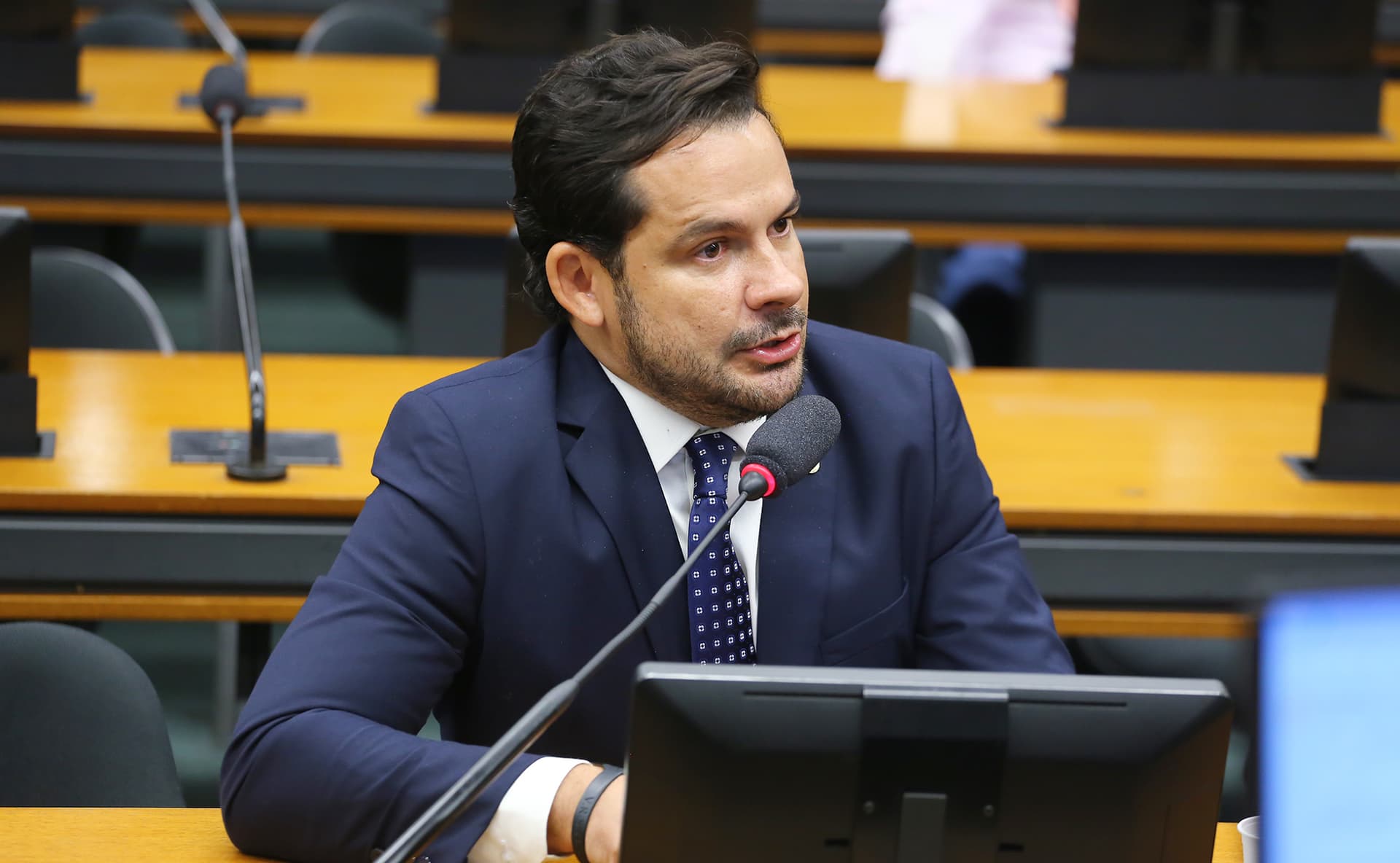 Alberto Neto defende PEC e dispara: “Não é blindagem, é o fim da chantagem”