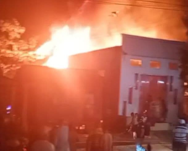 Incêndio atinge casas e assusta moradores em Manacapuru; vídeo