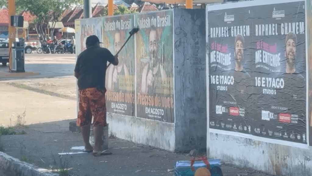 Cantor &#8216;Splash do Brasil&#8217; é multado por propaganda irregular de lambe-lambes em Manaus