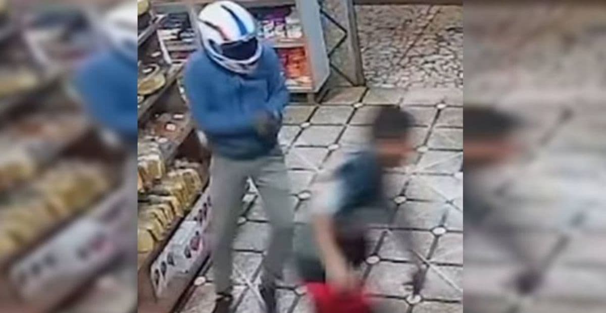 VÍDEO: Câmeras de segurança flagram criminosos executando homem em padaria