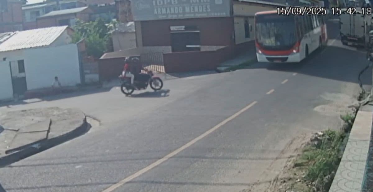 Veja momento que motociclista morre ao colidir com ônibus em Manaus