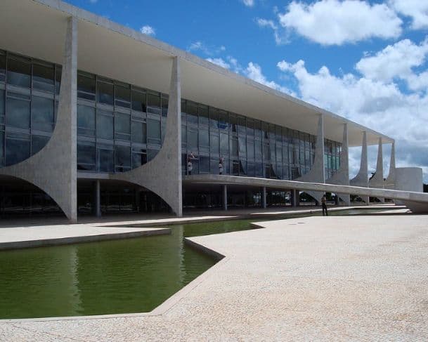 Homem leva bala de borracha após tentar invadir Palácio do Planalto de madrugada