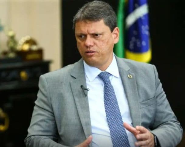 Morais autoriza que Tarcísio de Freitas visite ex-presidente Bolsonaro