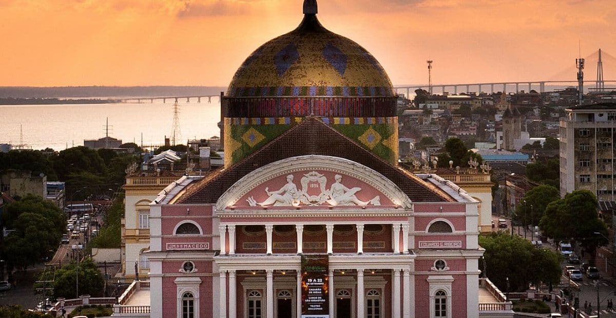 Em Manaus, alguns pontos turísticos lotam enquanto outros são esquecidos