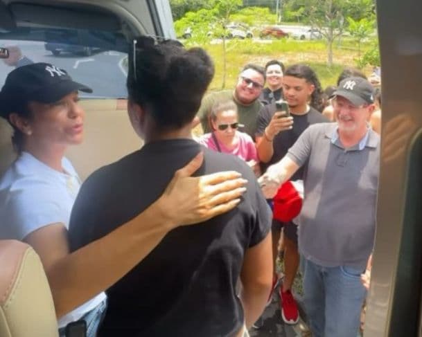Ivete Sangalo para van e tira foto com os fãs amazonenses