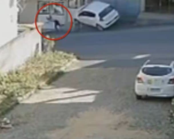 VÍDEO: Homem é preso por tentar matar ex-mulher atropelada na frente dos filhos
