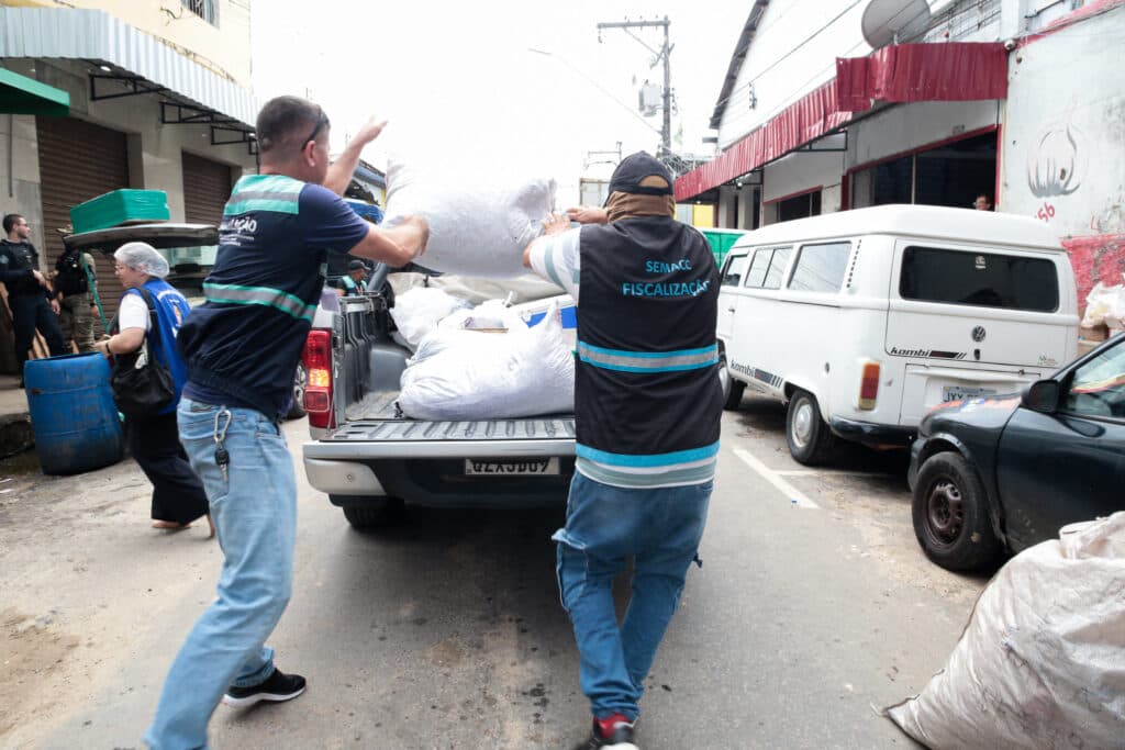 Peles e ossadas de animais são encontradas em loja de açaí no Centro de Manaus