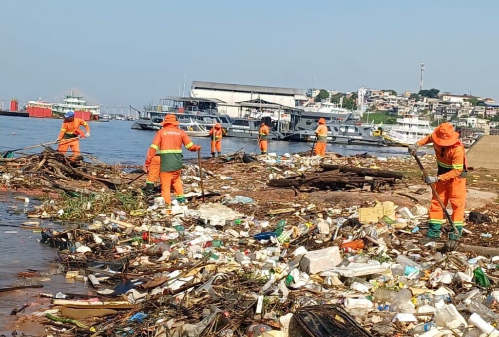 Quase 350 toneladas de lixo são retiradas por mês no rio Negro