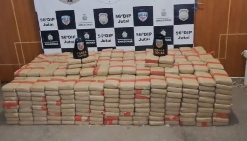 Polícia apreende drogas avaliadas em R$ 8 milhões em sacos de fibra após confronto entre piratas no Amazonas