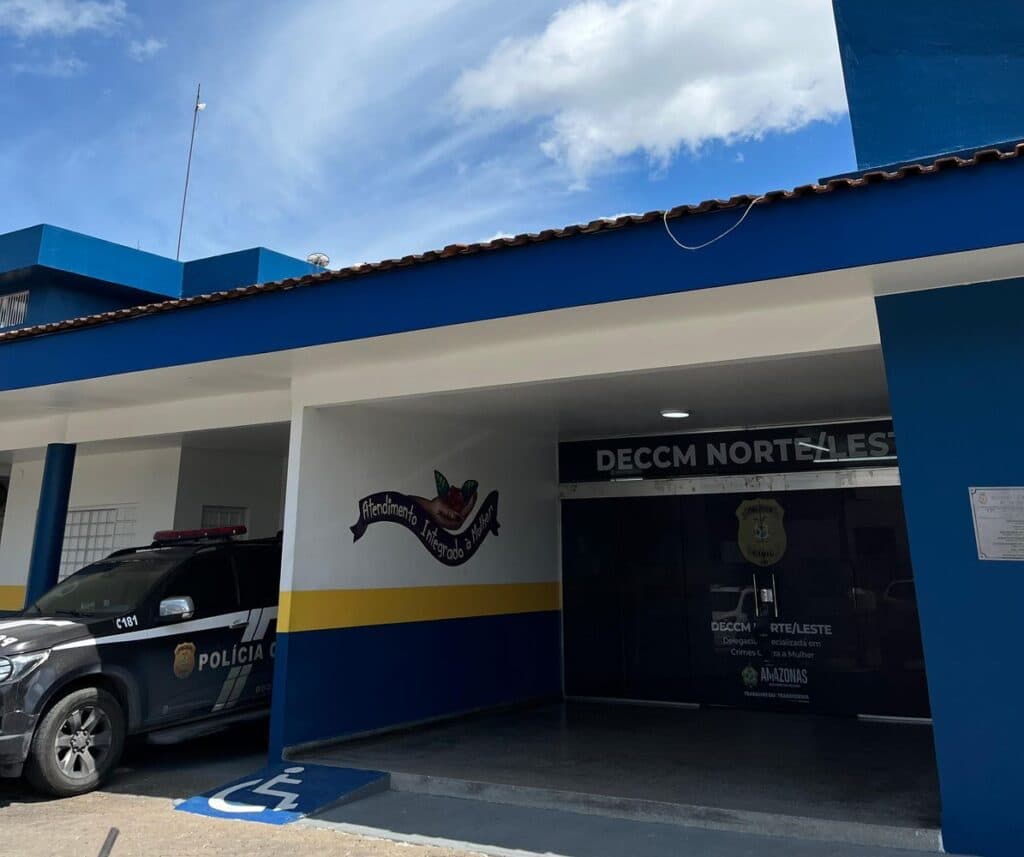 Homem é preso após agredir ex e ameaçar se jogar com filha no colo na frente de ônibus em Manaus