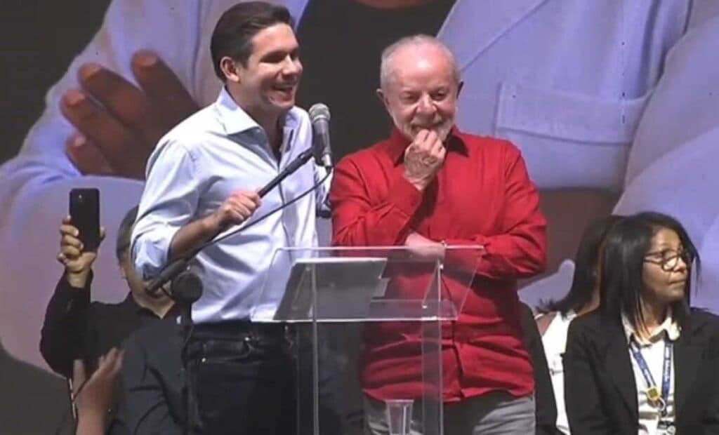 “Sem anistia”: ao lado de Lula, Hugo Motta é vaiado em evento do Dia do Professor no RJ