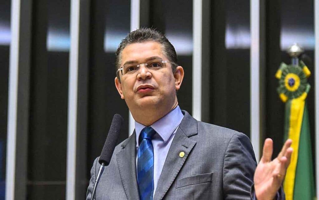 Líder do PL quer mudar regimento da Câmara e cortar salário de Eduardo Bolsonaro
