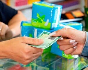 Saiba onde retirar absorvente gratuito em Manaus