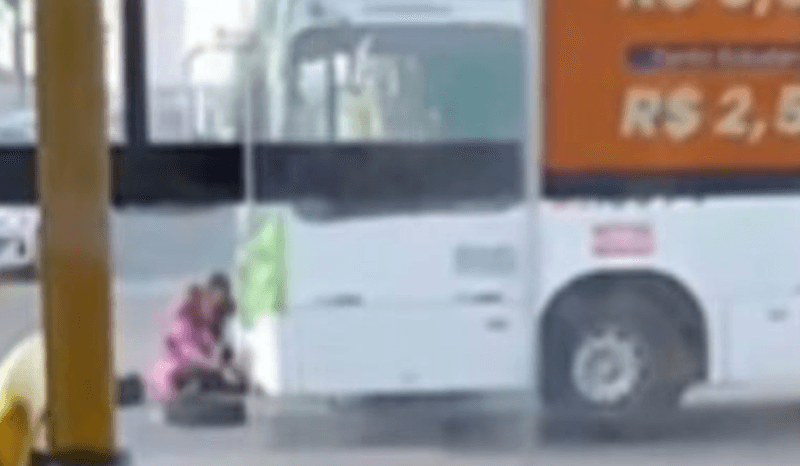 VÍDEO: Motociclista fica ferido ao colidir com ônibus na zona oeste de Manaus