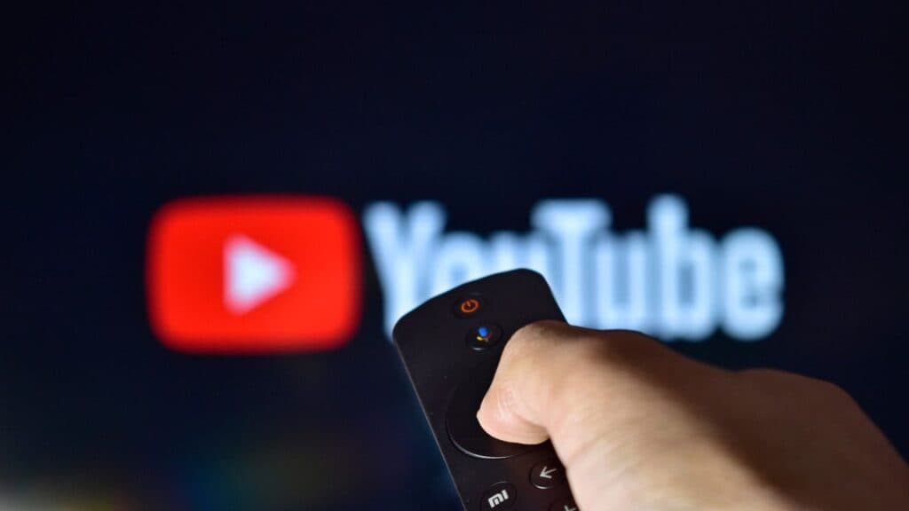 TV ultrapassa celular no consumo de YouTube no Brasil: Entenda