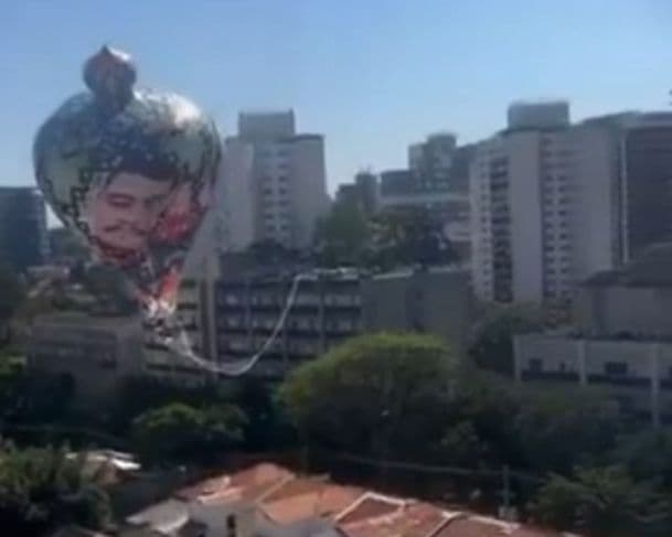 Vídeo: Balão cai e pega fogo em cima de residência em São Paulo