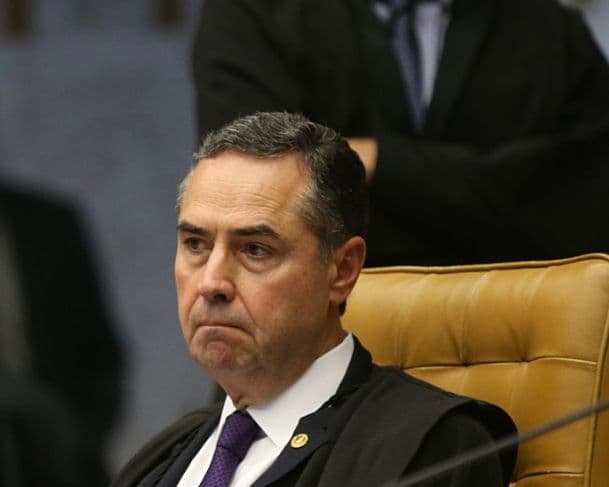 Ministro Barroso passa mal e da entrada em hospital de Brasília