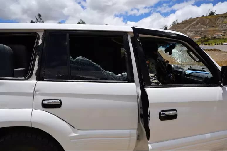 Carro de presidente do Equador é alvo de tiros e pedradas durante protestos; cinco são presos