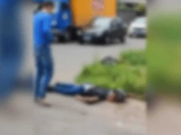 Motociclista morre após ser esmagado por caminhão de lixo