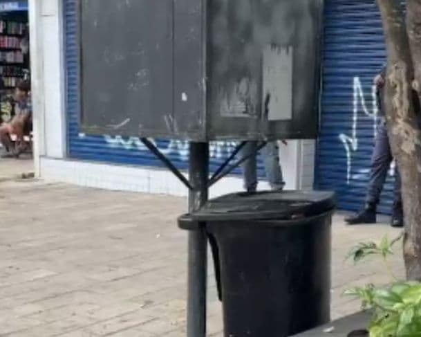 IMAGEM FORTE: Corpo é encontrado dentro de lata de lixo no Centro de Manaus
