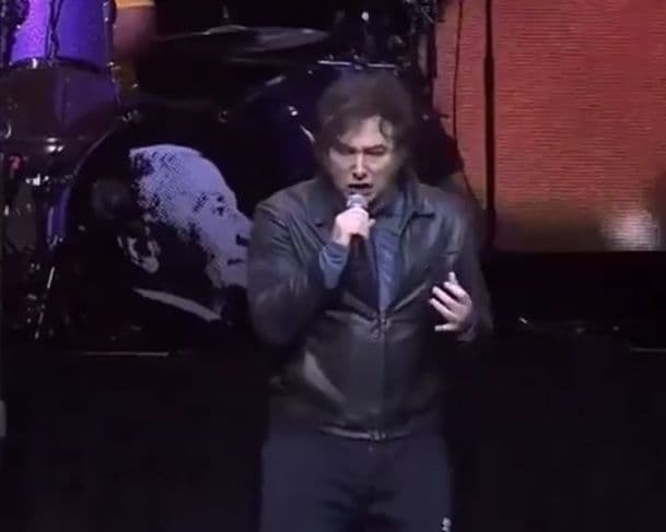 Vídeo: Milei faz show de rock e homenageia Bolsonaro em apresentação