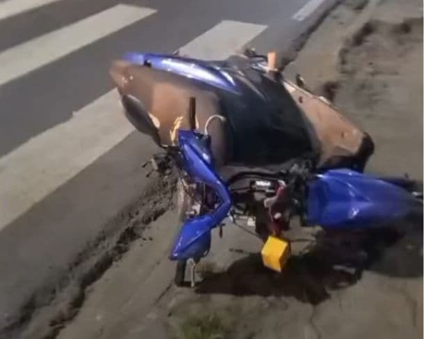 Motoqueiro perde controle da moto e bate contra calçada em Manaus