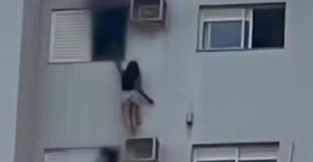 Mulher se pendura em suporte de ar-condicionado para salvar mãe e criança durante incêndio
