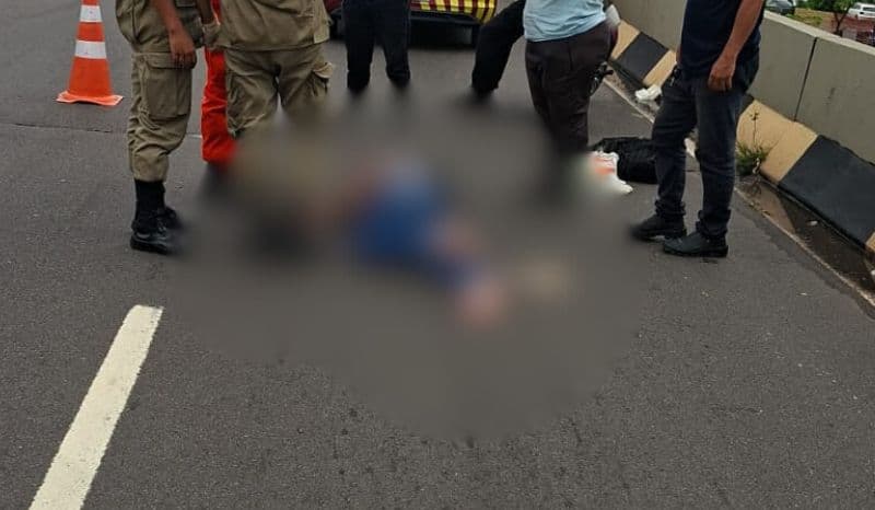 Mulher passa mal e cai de moto em viaduto de Manaus