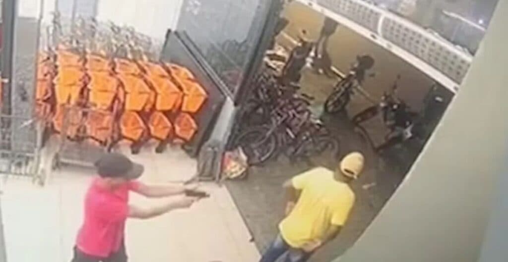 VÍDEO: Sargento aposentado escapa da morte após falha em arma de criminoso