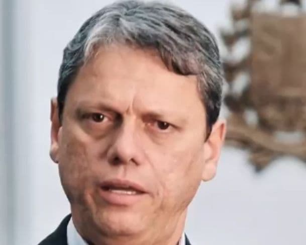 Tarcísio de Freitas pede desculpas após brincadeira com metanol “não cabia naquele momento”