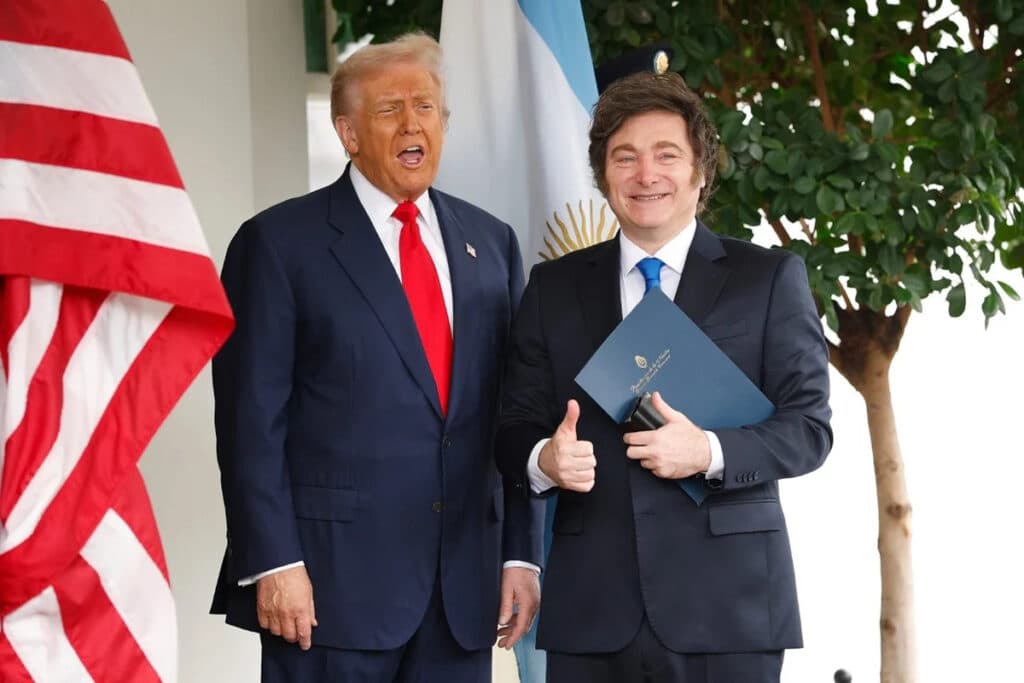 Trump relembra “ótima conversa” com Lula em encontro com Milei, para discutir ajuda à Argentina