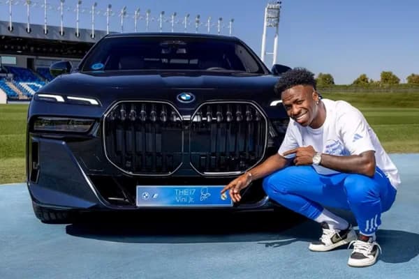 PRESENTE DE MILHÕES! Real Madrid gasta R$ 27 milhões em carros de luxo para jogadores do clube