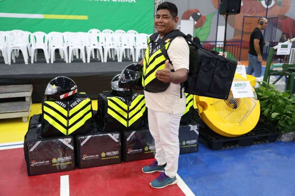 Pela primeira vez, motofretistas de Maués ganham kits de segurança do Detran