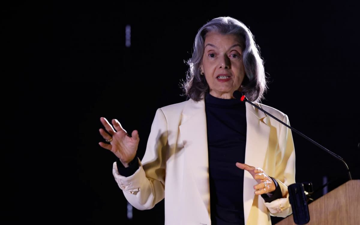 “Ditadura é erva daninha: precisa ser arrancada todos os dias”, alerta Cármen Lúcia