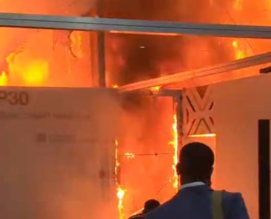 VÍDEO: &#8220;Fogo iniciou no stand da África do Sul&#8221;, diz testemunha de incêndio em pavilhão da COP30