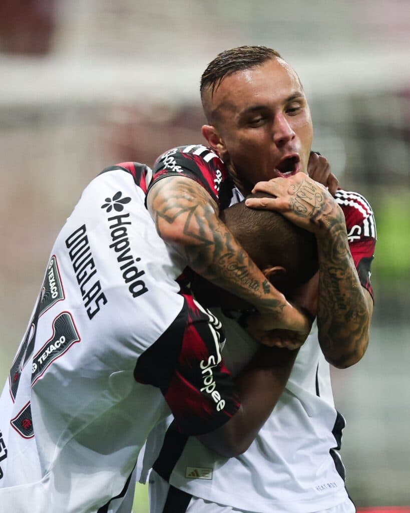 Flamengo aproveita expulsões, vira o jogo e goleia o Sport por 5 a 0